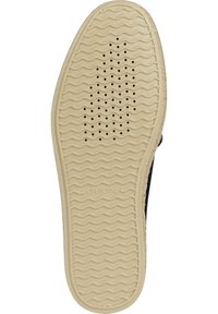 Sole di scarpa Geox nera con motivo ondulato, perforazioni per la traspirabilità e materiale in gomma beige. Nome del marchio stampato sul lato.