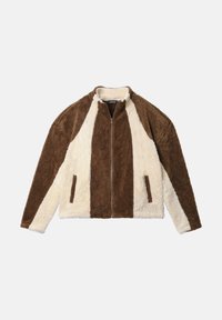 Tøjmæssig lynlåstrøje med pelsagtig tekstur i brune og cremefarver, med høj krave og to sidelommer.