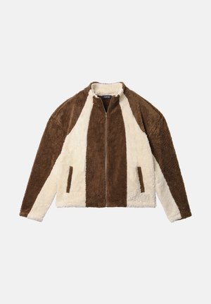 Flauschige Zip-up-Jacke in Braun- und Cremetönen, mit weicher Textur, hohem Kragen und zwei Seitentaschen.