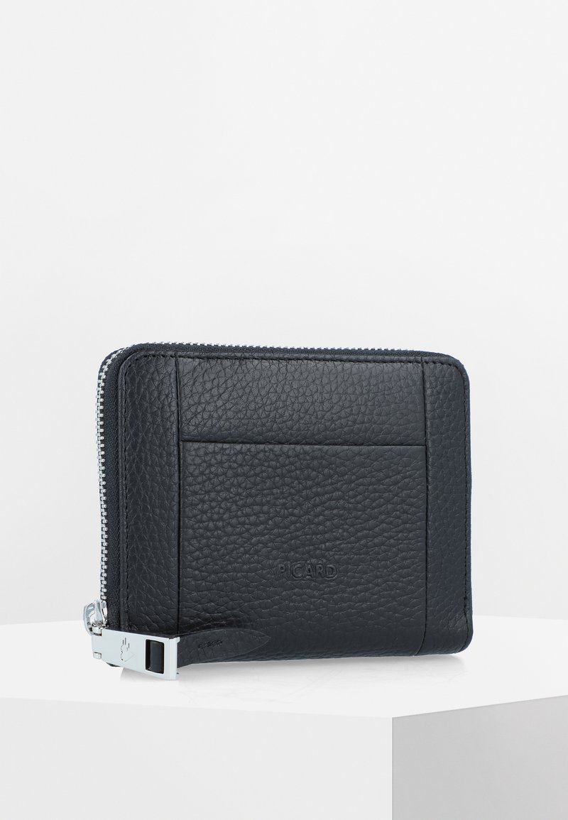 Cartera de cuero negra con una superficie texturada, que cuenta con un cierre de cremallera, una correa lateral y un logotipo en relieve en la parte frontal.