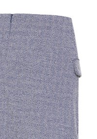Tissu en chevrons bleu et blanc avec une couture et un petit rabat sur le côté, probablement partie d'un vêtement ou d'un accessoire.