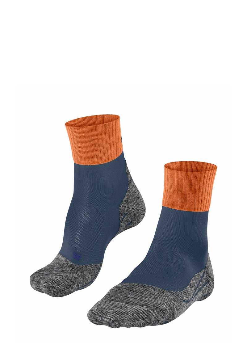 Due paia di calze al ginocchio con un risvolto rigato arancione, corpo blu e sezioni del piede grigie con motivo, esposte in posizione verticale e affiancate.