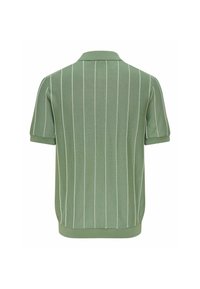 Polo vert à manches courtes avec des rayures verticales blanches, des poignets et un ourlet côtelés, vu de dos sur un fond blanc.