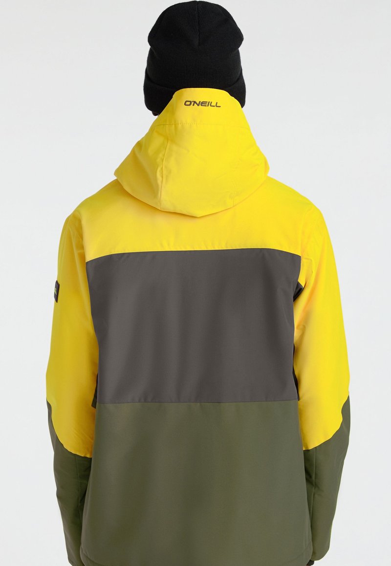 Wodoodporna kurtka z kolorowym blokiem w odcieniach żółtego, szarego i zielonego, z kapturem i czarnym detalem logo z tyłu.