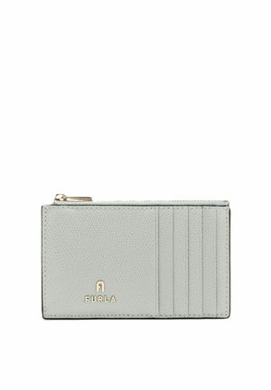 Portacarte in pelle grigia chiara con cinque fessure per carte e una tasca superiore con cerniera, caratterizzato da un piccolo logo Furla dorato.
