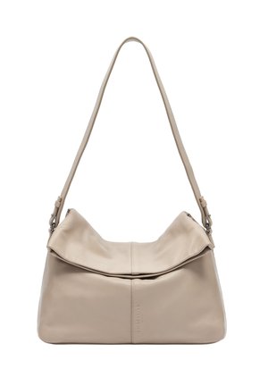 Beżowa skórzana torba na ramię o luźnym fasonie, składanym wierzchu, regulowanym pasku i wytłoczonym logo na przedzie.