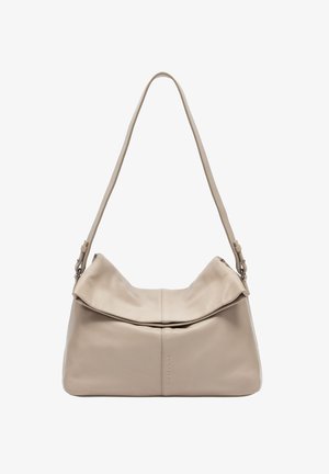 Borsa a spalla in pelle beige con un design morbido, parte superiore ripiegata, tracolla regolabile e nome del brand in rilievo sulla parte anteriore.