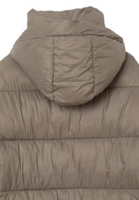 Giacca imbottita marrone con cappuccio. Design trapuntato, texture morbida e forma aerodinamica. Presenta un orlo elastico e cuciture.