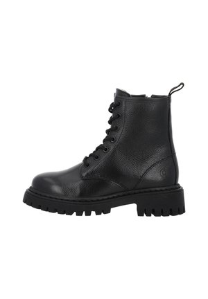 Zwarte leren veter combatboot met stevige profielzool en een aantrekstrip aan de achterkant, weergegeven in zijaanzicht op een witte achtergrond.