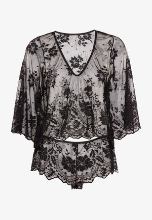 Haut en dentelle noire transparente avec des bords en forme de vagues associé à un short en dentelle assorti, les deux présentant des motifs complexes et un tissu en maille délicat.