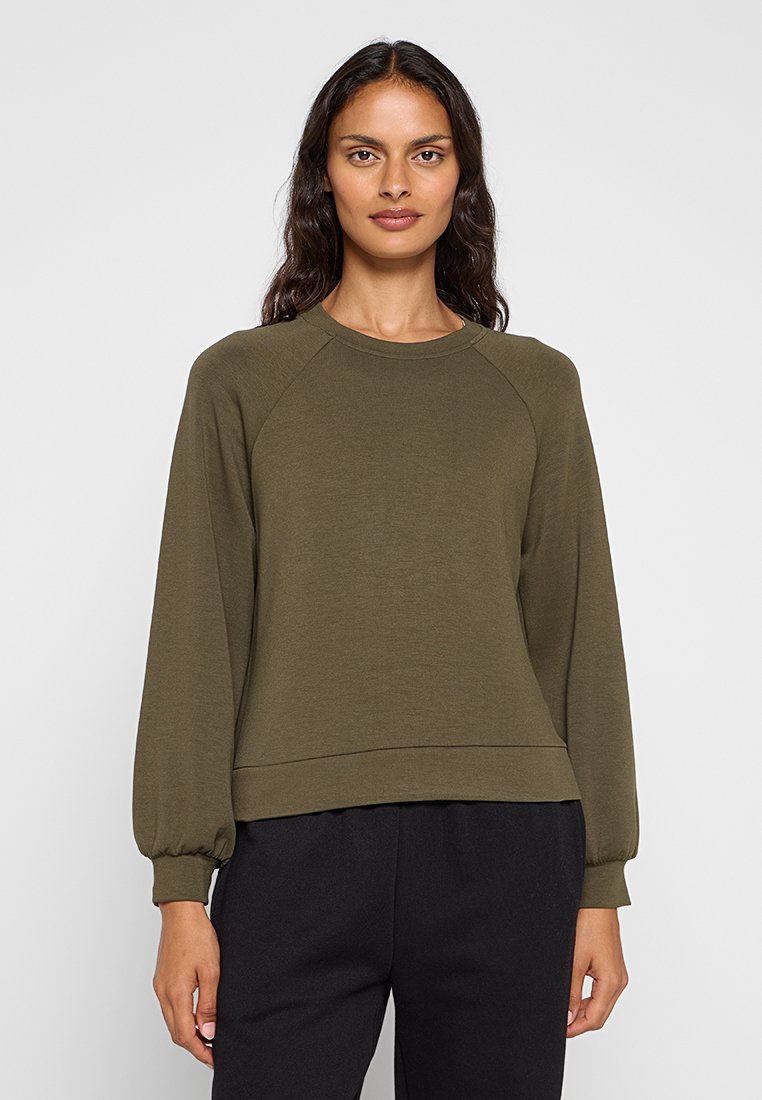 Pullover verde con maniche raglan, polsini e orlo a coste. Tessuto morbido e vestibilità rilassata. Adatto per un abbigliamento informale.