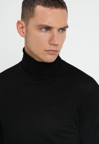 Armani Exchange Sweter