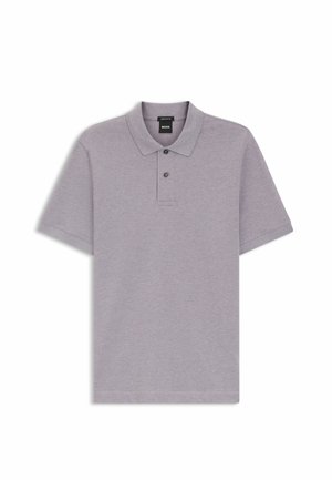 Hellgraues kurzärmeliges Poloshirt mit zwei Knöpfen, einem Kragen und einem dezenten "BOSS"-Logo auf der Brust bestickt.