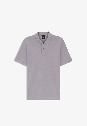 Polo manches courtes gris clair avec deux boutons, un col et un logo "BOSS" subtilement brodé sur la poitrine.