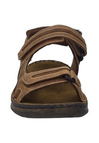 Hnědá kožená sandál s několika nastavovacími popruhy, měkkou stélkou a strukturovanou gumovou podrážkou pro lepší přilnavost.