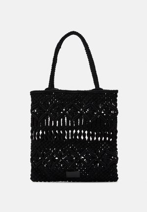 Sac fourre-tout tissé noir avec un design en macramé texturé aux motifs géométriques et deux poignées robustes. Comprend un petit logo en accent.