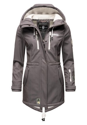 Veste softshell grise avec capuche, deux poches avant et détails zippés. Présente une finition texturée et un cordon de serrage ajustable à l'ourlet.