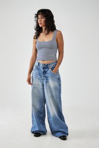 Gestreepte, getailleerde crop top met brede bandjes, gecombineerd met hoge taille, losse lichtblauwe denimjeans. Gestructureerde stof, ontspannen pasvorm.