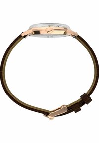 Brunt läderarmbandsur med en klar rund urtavla och detaljer i rostfritt stål med guldfinish. Har en spänne-låsning och en detaljerad textur.