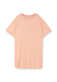Różowy, oversize'owy t-shirt wykonany z miękkiego materiału, z krótkimi rękawami, okrągłym dekoltem i satynowymi akcentami po bokach dla dodatkowego efektu.