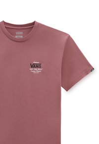 Camiseta de corte clásico de Vans en rosa empolvado con mangas cortas, cuello redondo y detalle de logotipo impreso en negro en el pecho. Tela de algodón suave.