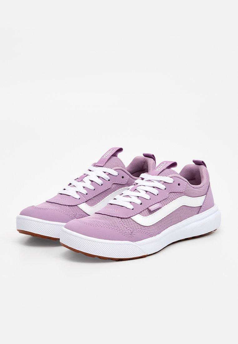 Zapatillas de deporte con cordones en malla lavanda con acentos en blanco, que presentan una parte superior texturizada, un collar acolchado y una suela de goma con un patrón antideslizante.