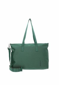 Sac fourre-tout en tissu vert avec deux poignées, une bandoulière amovible et une fermeture éclair. Présente un matériau texturé et un détail de logo subtil.