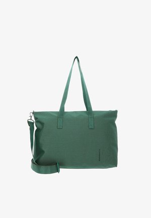 Sac fourre-tout en tissu vert avec deux poignées, une bandoulière amovible et une fermeture éclair. Présente un matériau texturé et un détail de logo subtil.