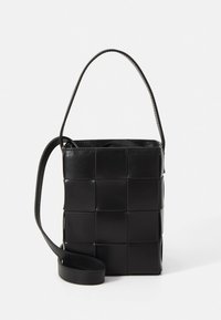 Borsa nera in pelle con design intrecciato, forma rettangolare, tracolla regolabile e texture liscia. Compatta e semplice nello stile.