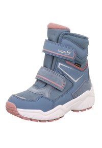 Modré a růžové dětské boty s vysokým střihem, vyrobené z pleteniny a syntetických materiálů, s suchými zipy a texturovanou gumovou podrážkou.