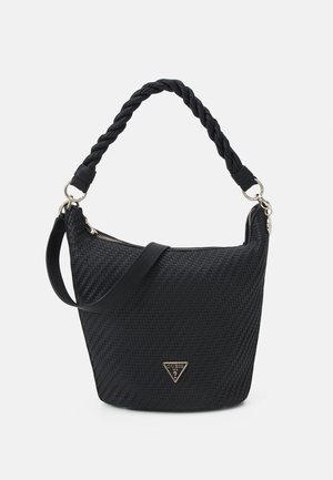 Sac seau noir tissé avec poignée tressée, bandoulière, accessoires dorés et petit logo triangulaire Guess sur le devant.