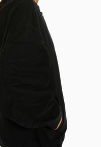 Bershka Tröja med dragkedja - black