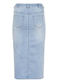 Jupe crayon en denim bleu clair avec une texture lisse, poches arrière et une silhouette droite, se terminant juste au-dessus du genou.