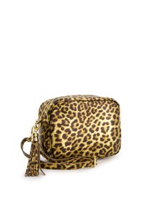 Torebka typu crossbody w wzór panterki z metalicznym wykończeniem w kolorze złotym, miękka faktura, zamek błyskawiczny oraz dekoracyjny chwost na pasku.