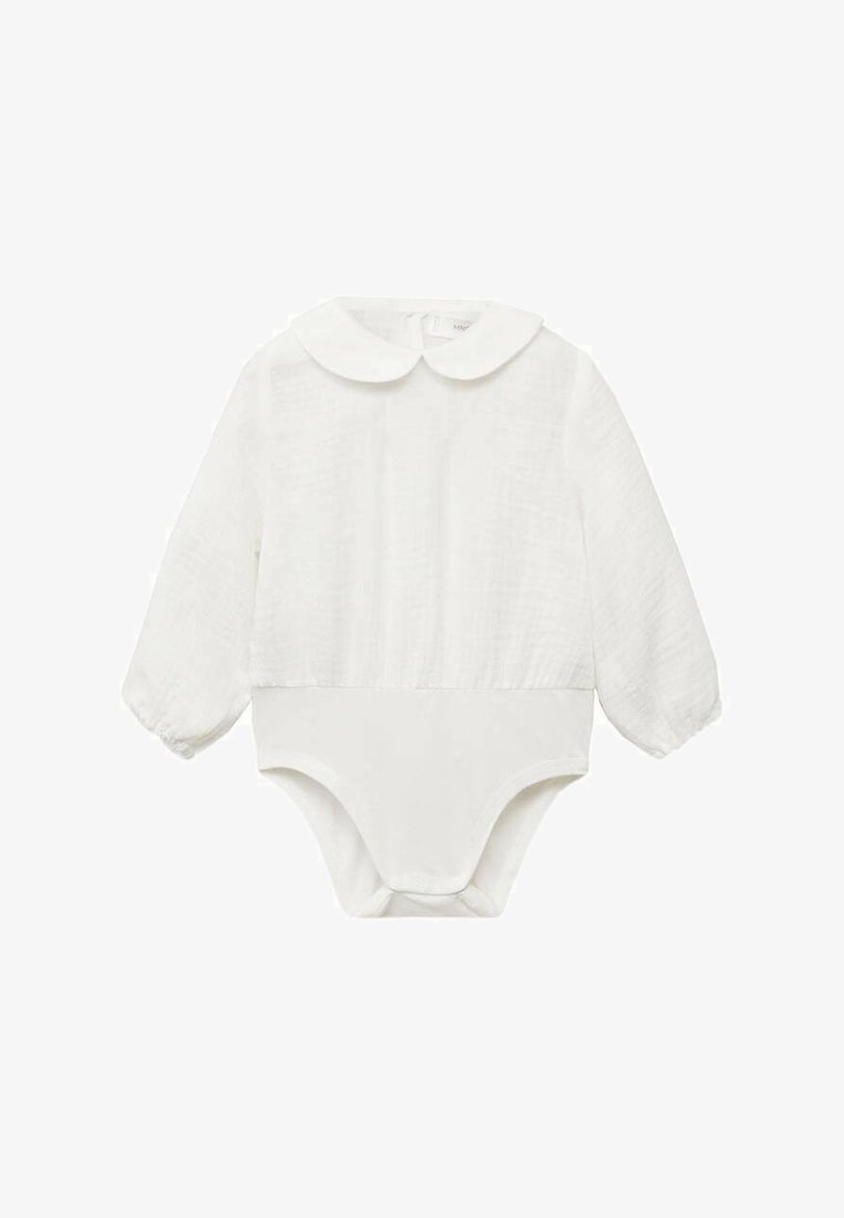 Bela bodi z dolgimi rokavi in zaobljenim ovratnikom, narejena iz mehke tkanine, z teksturiranim vzorcem, s prilagojenim dnom za enostavno oblačenje.