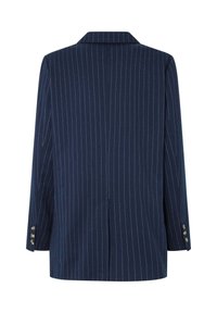 Blazer azul marino con rayas verticales blancas, diseño entallado, cuello con muesca y acentos de tres botones en las mangas, además de una abertura trasera.