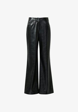 Pantaloni a gamba larga in similpelle nera con una texture liscia, chiusura con bottoni e due tasche laterali. Presentano un design a vita alta.