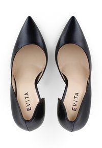 Escarpins noirs en cuir à bout pointu avec un design à dos ouvert. Texture lisse avec un intérieur beige et un logo "EVITA" embossé sur la semelle intérieure.