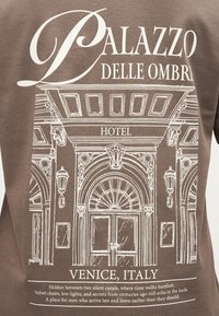 Σκίτσο της εισόδου του ξενοδοχείου Palazzo Delle Ombre με αψίδες, λάμπες και κείμενο που αναδεικνύει τη Βενετία, Ιταλία, μαζί με ποιητική περιγραφή παρακάτω.