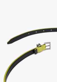 Czarny skórzany pasek z limonkowym brzegiem, z metalową srebrną klamrą i otworami regulacyjnymi na pasku. Teksturowane kontrastowe przeszycie.