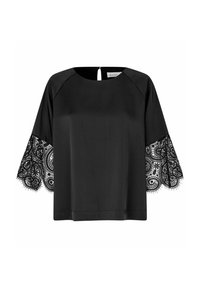 Sort bluse med en lige silhuet, der har korte blondeærmer med intrikate mønstre. Bagtil er der en nøglehulslukning, som tilføjer detaljer.