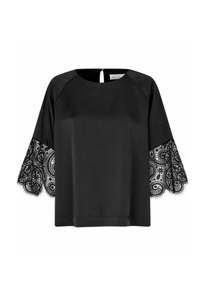 Sort bluse med en lige silhuet, der har korte blondeærmer med intrikate mønstre. Bagtil er der en nøglehulslukning, som tilføjer detaljer.