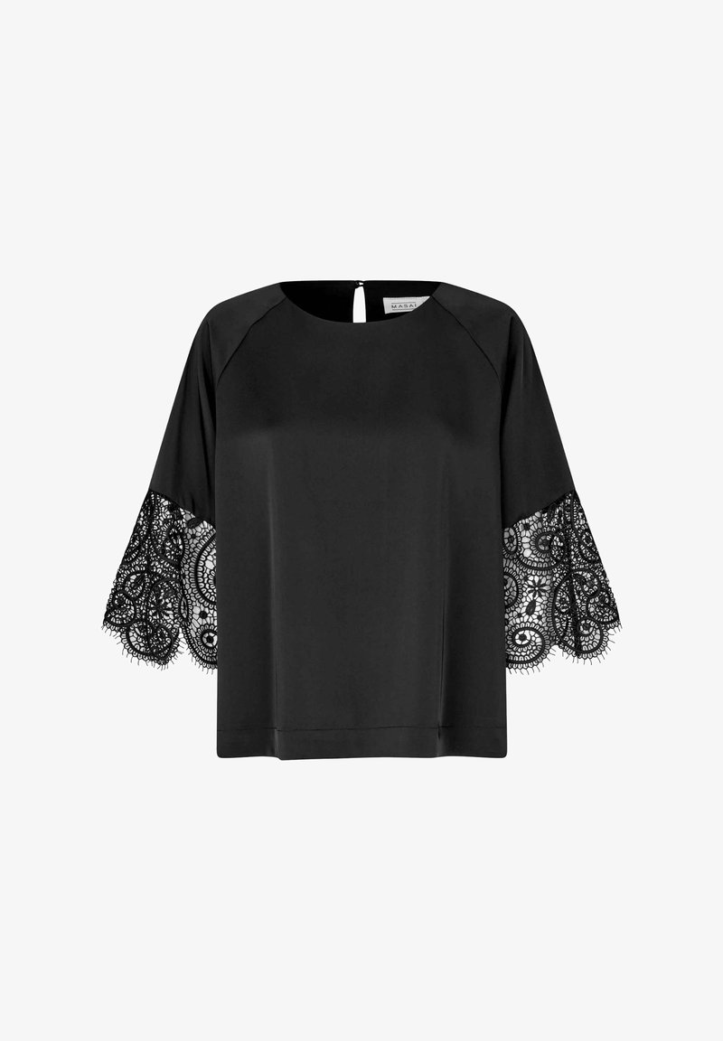 Sort bluse med en lige silhuet, der har korte blondeærmer med intrikate mønstre. Bagtil er der en nøglehulslukning, som tilføjer detaljer.