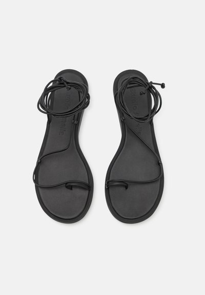 Studio Amelia EMILY WRAP FLAT - Tåsandaler - black