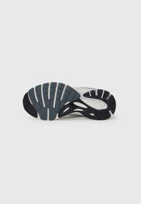 Schuhsohle mit einem strukturierten Muster in Schwarz, Grau und Weiß. Ausgeprägte Rillen und Flexpunkte für Traktion und Flexibilität.