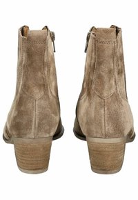 Braune Wildleder-Ankelstiefel mit einem seitlichen Reißverschluss, Blockabsatz und glatter Textur. Sie verfügen über eine geschlossene Zehenpartie und einfache Nähte entlang der Nähten.