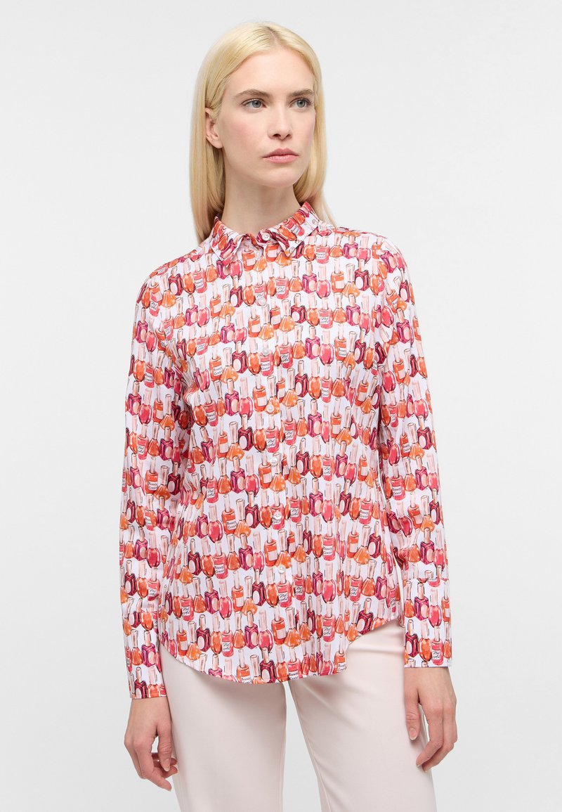 Blusa con colletto a maniche lunghe caratterizzata da un motivo colorato di flaconi di smalto per unghie su sfondo bianco; tessuto leggero e liscio.