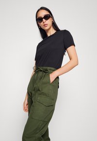 GAP PLEATED PANT - Calças cargo - cypress