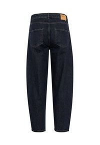 Mörkblå högmidjade jeans i denim, visade bakifrån, med två bakfickor och en liten brun varumärkesetikett på midjebandet.
