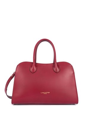 Sac à main en cuir rouge avec doubles poignées et une bandoulière amovible, avec le logo doré "Lancaster Paris" sur le devant.
